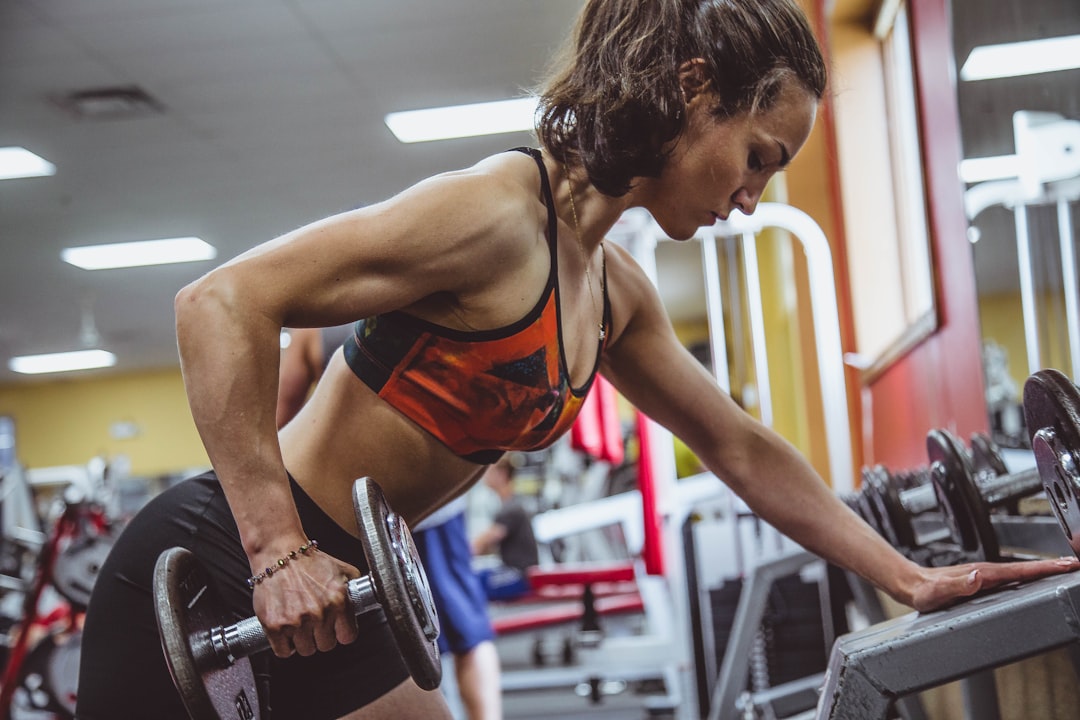 A woman focused mid-set during a gym strength workout